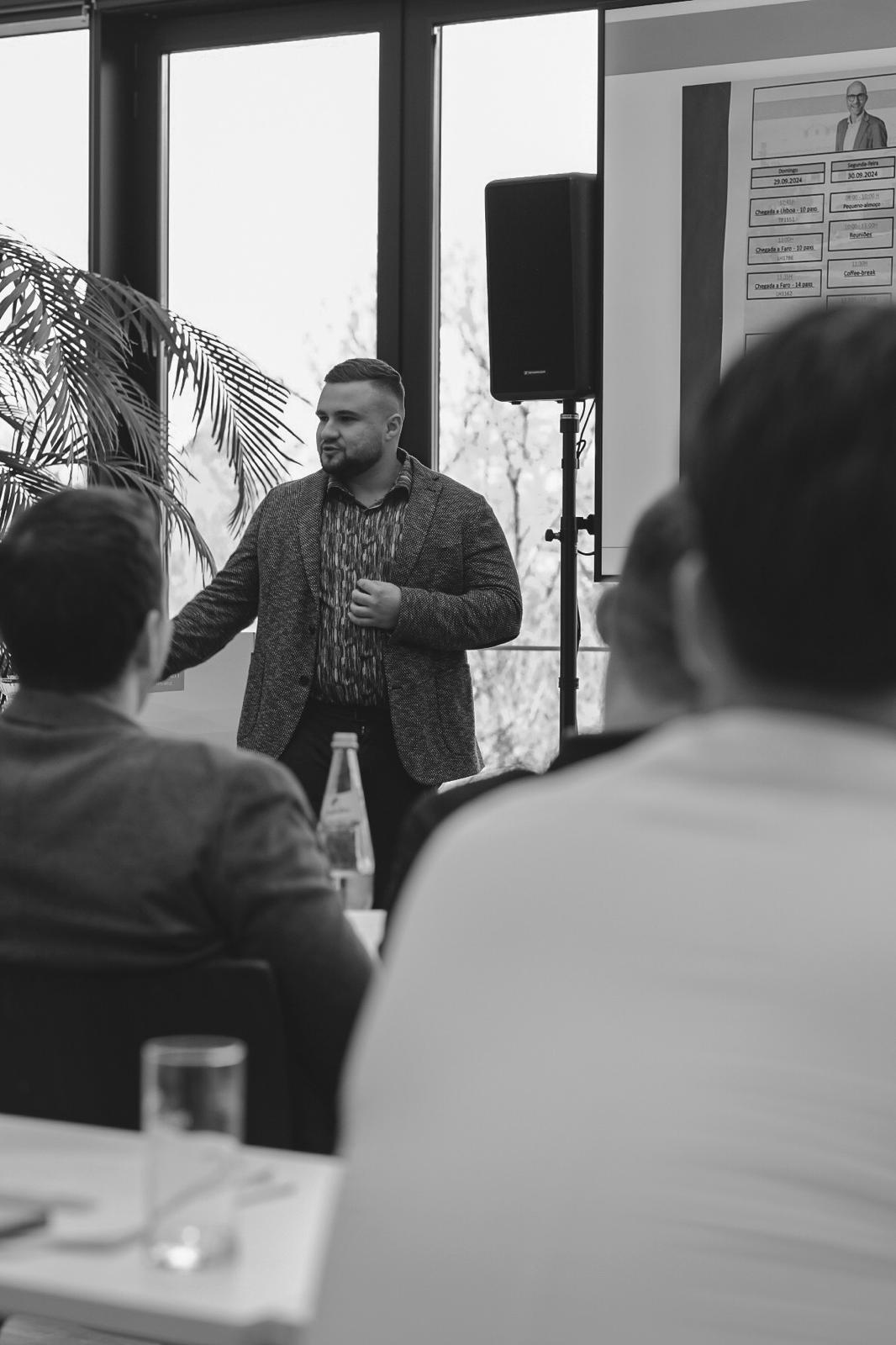 Nico vor Publikum während eines Seminars